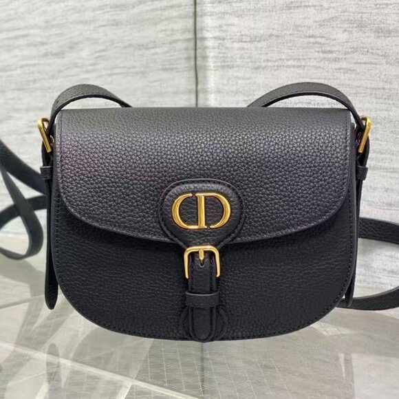 Classic DIOR Bag: A Stylish and Versatile Choice for Elegance - Picture 7 of 11